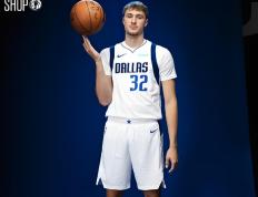 文班亚马赛后谦逊发言登热搜，纽约尼克斯血战达拉斯独行侠引发热议的简单介绍